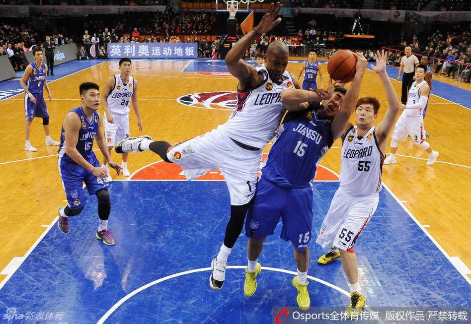 常规赛收官战精彩纷呈 本土外援齐献火爆时刻 麦克奎尔拼抢中狠狠砸向柳伟,两人倒地后眼神对峙,火药味瞬间弥漫