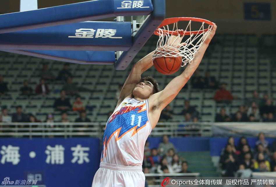 常规赛收官战精彩纷呈 本土外援齐献火爆时刻 帕戈反击中腾空劈扣,身体在空中完全舒展,对手只能目送皮球入框