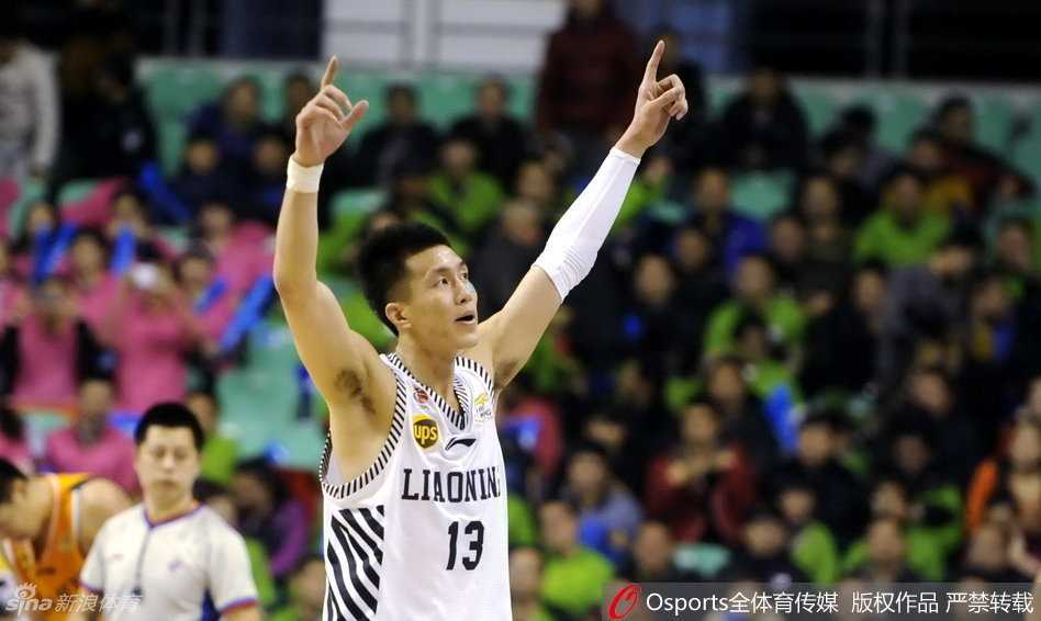 常规赛收官战精彩纷呈 本土外援齐献火爆时刻 郭艾伦如闪电般撕破防线,高难度拉杆上篮命中,引爆全场球迷热情