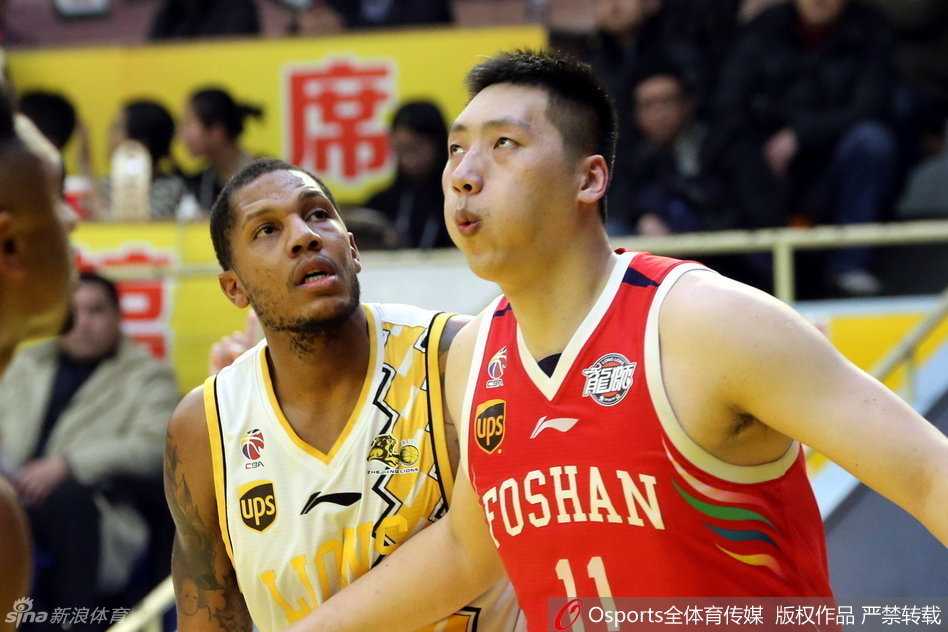 常规赛收官战精彩纷呈 本土外援齐献火爆时刻 戴勒姆波特禁区接球双手大力灌框,防守人来不及起跳只能仰望