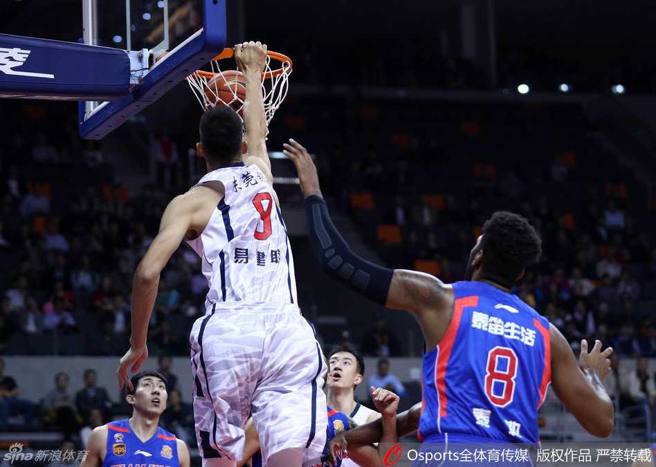 广东宏远·黄金一代:那些年在篮下劈开的胜利之门 斯隆运球指挥队友跑位,眼神犀利寻找着山西队防线的空隙,随时准备送出致命一传。