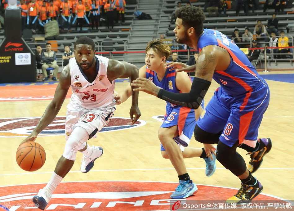 广东宏远·黄金一代:那些年在篮下劈开的胜利之门 赵睿如同尖刀一般杀入辽宁队重重防线,在身体对抗中扭成麻花状依然将球高高抛起。