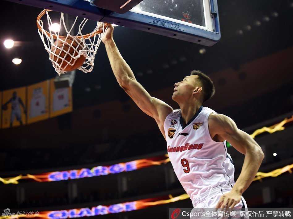 广东宏远·黄金一代:那些年在篮下劈开的胜利之门 易建联犹如天神下凡,在对方两名内线头顶狠狠将球砸进篮筐,整个球馆都被他的霸气所震慑。