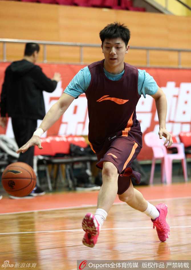 广东宏远厉兵秣马迎劲敌 布泽尔演大鹏展翅易建联领衔备战 训练场上,多名球员同时进行投篮练习,篮球在空中飞舞,展现出一派备战繁忙的景象。