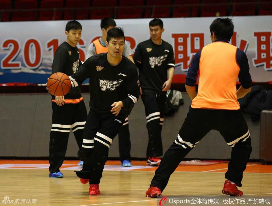 广东宏远季后赛前最后一练 阿联领衔众将誓取开门红 场边的杜锋指导双手环抱胸前,目光如炬地注视着场上的一举一动,他在思考着如何用兵布阵来限制火力凶猛的山东队双外援。