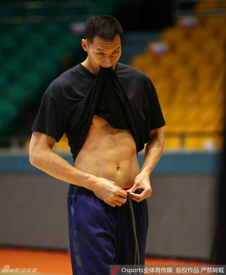 广东宏远季后赛前最后一练 阿联领衔众将誓取开门红 球队灵魂易建联在热身时脱下外套,隆起的手臂肌肉线条分明,展现出了极佳的备战状态,眼神中充满了对胜利的渴望。