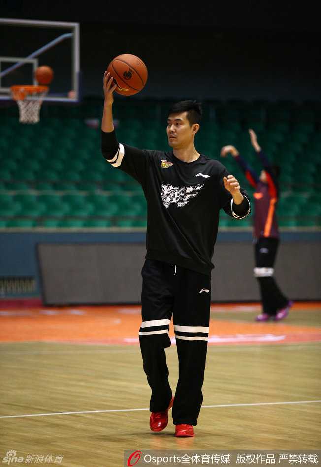 广东宏远季后赛前最后一练 阿联领衔众将誓取开门红 高尚在训练间隙笑逐颜开,这位年轻小将脸上丝毫没有大战前的紧张,反而充满了活力和自信,仿佛在等待一个证明自己的机会。