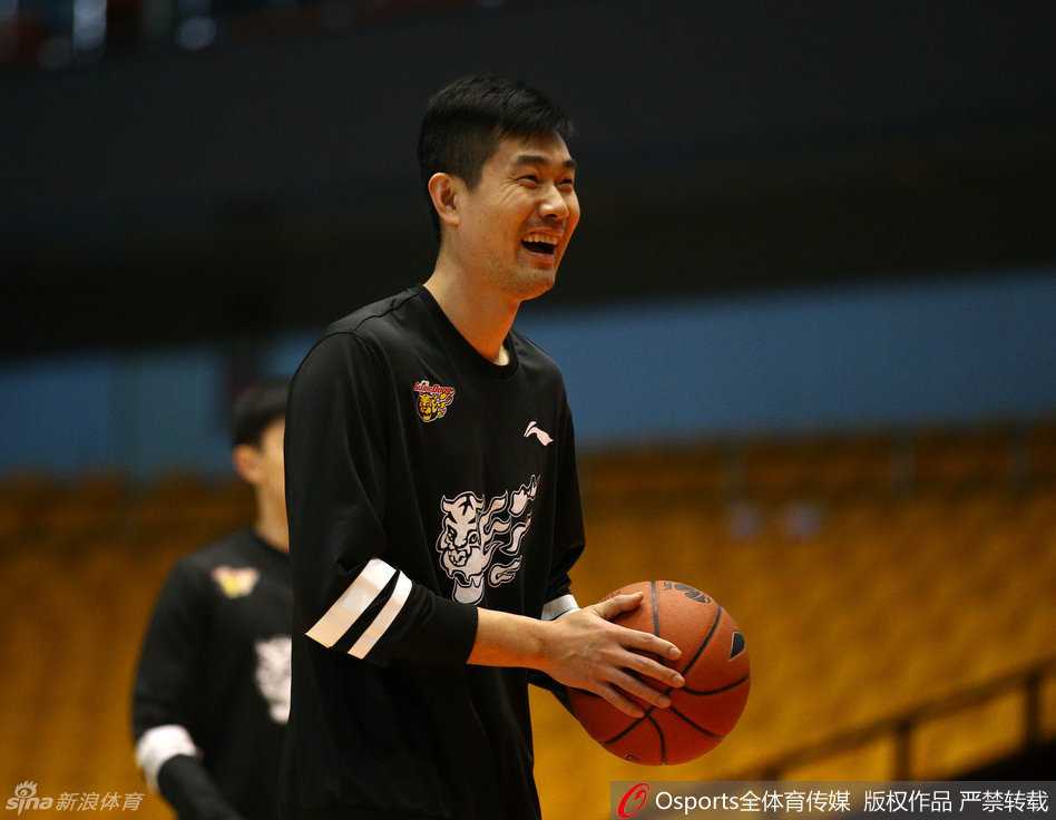 广东宏远季后赛前最后一练 阿联领衔众将誓取开门红 助理教练戈尔正在耐心地协助队员进行拉伸训练,他的专业和细致为球队提供了坚实的后勤保障,确保球员能以最健康的状态迎接高强度的季后赛。