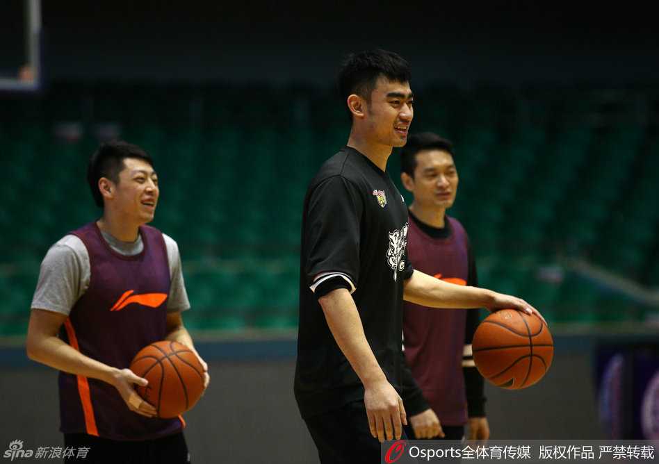 广东宏远季后赛前最后一练 阿联领衔众将誓取开门红 周鹏在训练中极为专注,作为国内顶尖的锋线防守者,他正在拉伸身体,准备在即将到来的恶战中用自己的长臂去干扰对方核心比斯利的每一次出手。