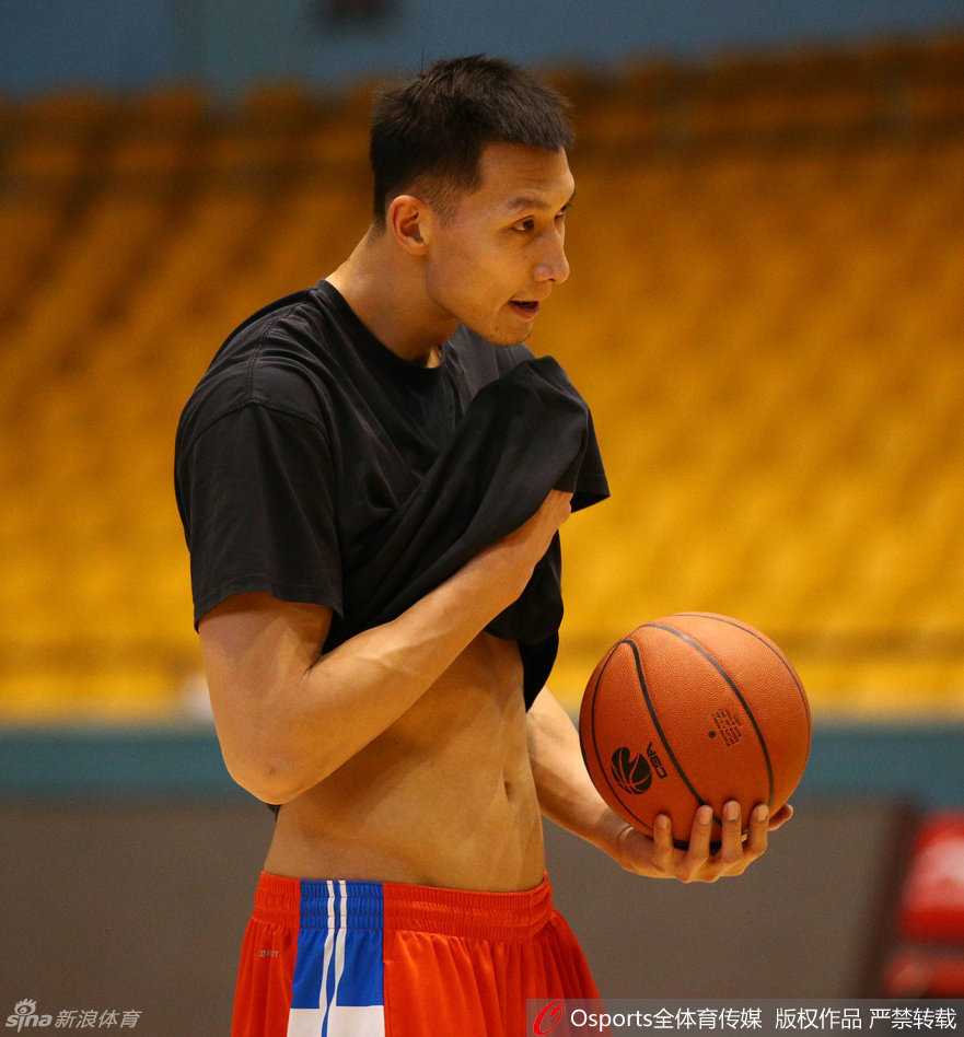 广东宏远季后赛前最后一练 阿联领衔众将誓取开门红 王仕鹏在训练中一丝不苟,尽管大汗淋漓,他依然认真地完成每一次投篮练习,这位老将时刻准备着在季后赛的关键时刻给予对手致命一击。