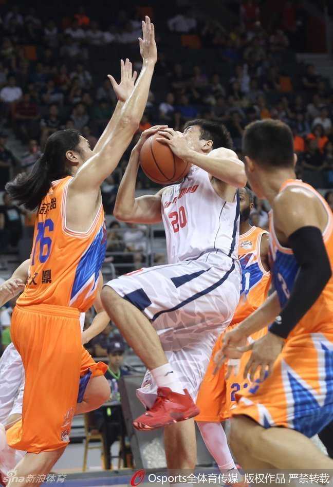 广东宏远季后赛经典战役!铁血防守与华丽进攻铸就东莞德比胜利 任骏飞内线强硬背打,用力量顶开防守后巧妙勾手,展现了“二飞”在禁区的细腻技术与自信。