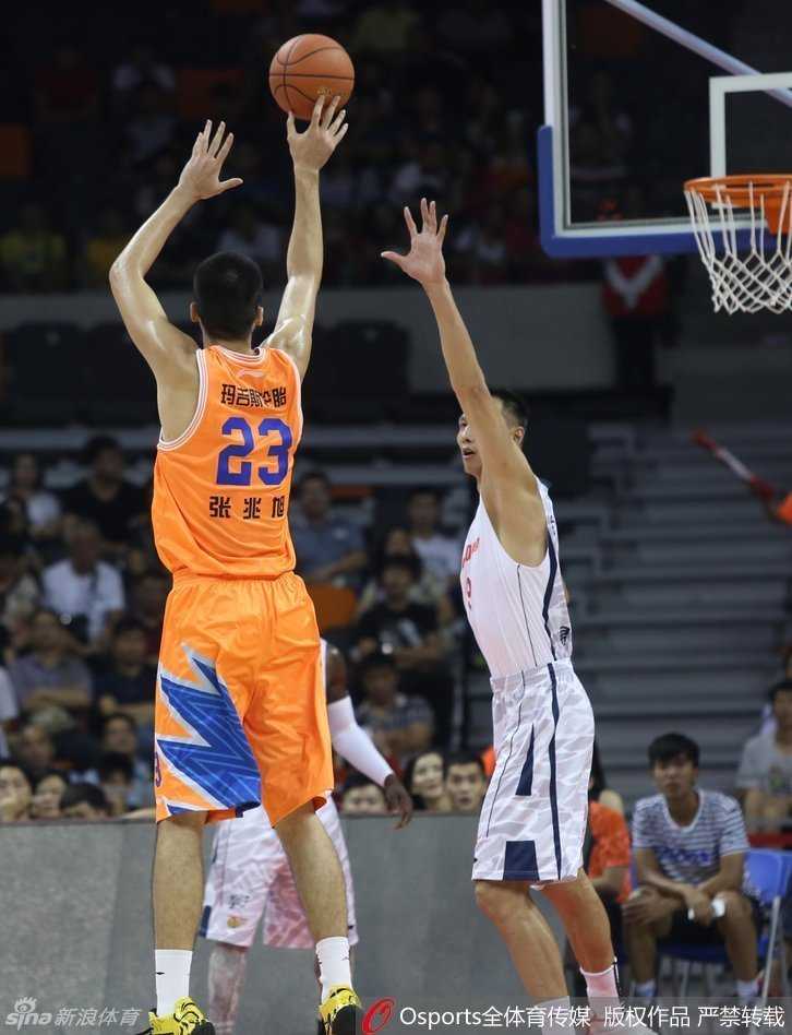 广东宏远季后赛经典战役!铁血防守与华丽进攻铸就东莞德比胜利 易建联招牌式的柔和勾手,在对抗中依然保持完美手型,篮球稳稳空心入网。