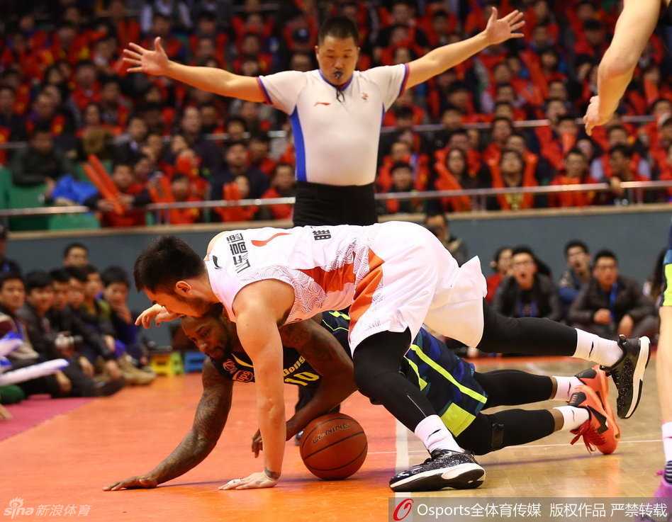 广东宏远巅峰对决:易建联飞身暴扣,比斯利激战群星 李敬宇握紧双拳大声怒吼,为球队的精彩表现兴奋庆祝