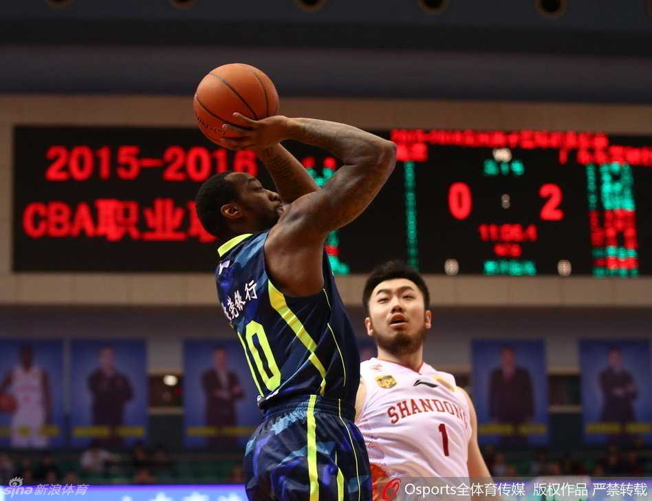 广东宏远巅峰对决:易建联飞身暴扣,比斯利激战群星 董瀚麟旱地拔葱般跃起,送给对手一记擎天火锅