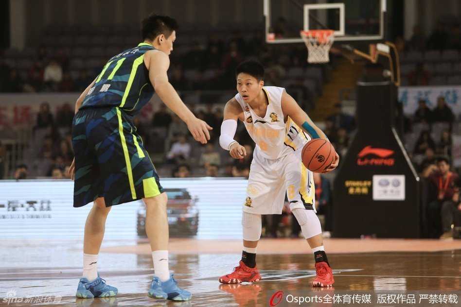 拜纳姆犹如球队大脑，冷静地组织着每一次进攻，他敏锐地捕捉到了埋伏在篮下的易建联，随时准备送出致命传球。