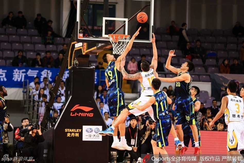 甩开防守后，易建联轻松跃起，用一记标准的上篮动作将球送入网心，整个过程行云流水，尽显扎实的基本功。