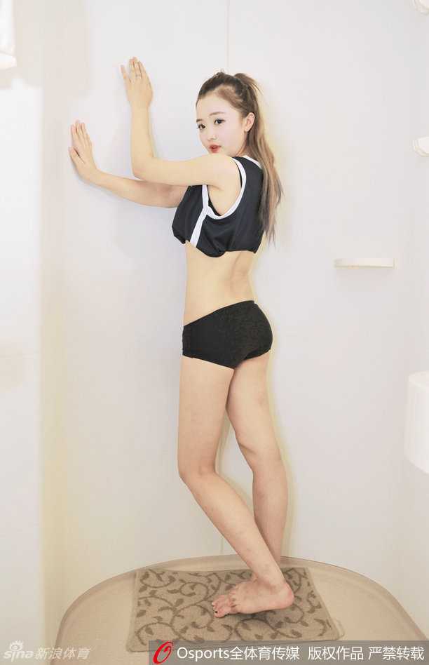 广东宏远篮球宝贝浴室倾情助威 力助华南虎大胜新疆捍卫主场 一位篮球宝贝在浴室中对着镜子整理头发,画面温馨而自然,她身旁摆放的洗浴用品也暗示着这是赛前准备的一环,寓意洗去疲惫,轻松应战。