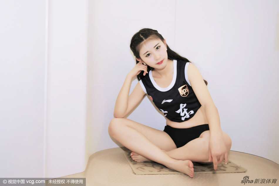 广东宏远篮球宝贝浴室创意写真,激情应援助力球队客场大胜上海取六连胜 写真中的篮球宝贝眼神清澈坚定,仿佛透过镜头告诉远在上海的队员们:无论客场多艰难,家乡的支持永远在线