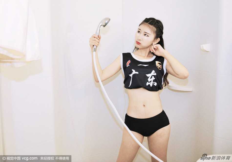 广东宏远篮球宝贝浴室创意写真,激情应援助力球队客场大胜上海取六连胜 宏远啦啦队宝贝置身纯白浴室,手持篮球俏皮浅笑,用青春活力为客场作战的广东队送去清新祝福