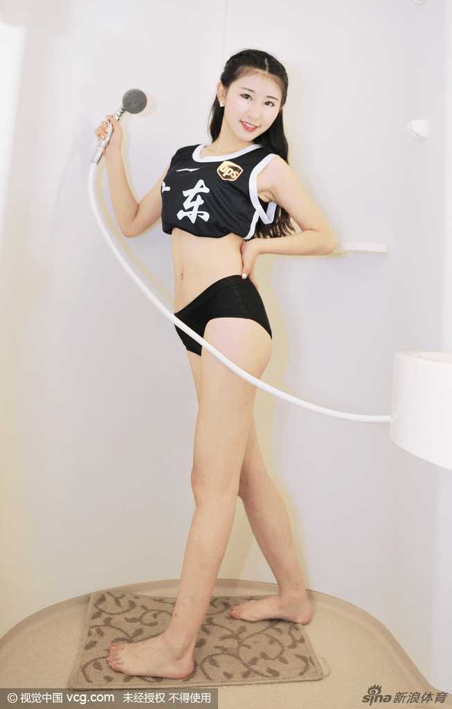 广东宏远篮球宝贝浴室创意写真,激情应援助力球队客场大胜上海取六连胜 浴室水汽氤氲间,啦啦队员身着休闲装束展露灿烂笑容,以别出心裁的写真形式传递对广东宏远六连胜的坚定支持