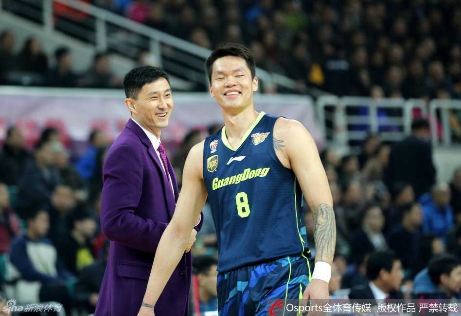 广东宏远群星闪耀时:老将新兵联手演绎热血篮球 朱芳雨眼神坚毅持球突破,防守球员只能望其项背