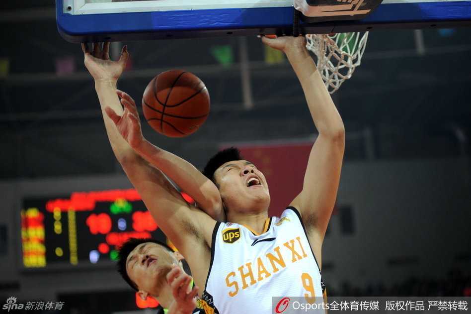 广东宏远群星闪耀时:老将新兵联手演绎热血篮球 琼斯手指受伤无奈场边观战,神情写满不甘