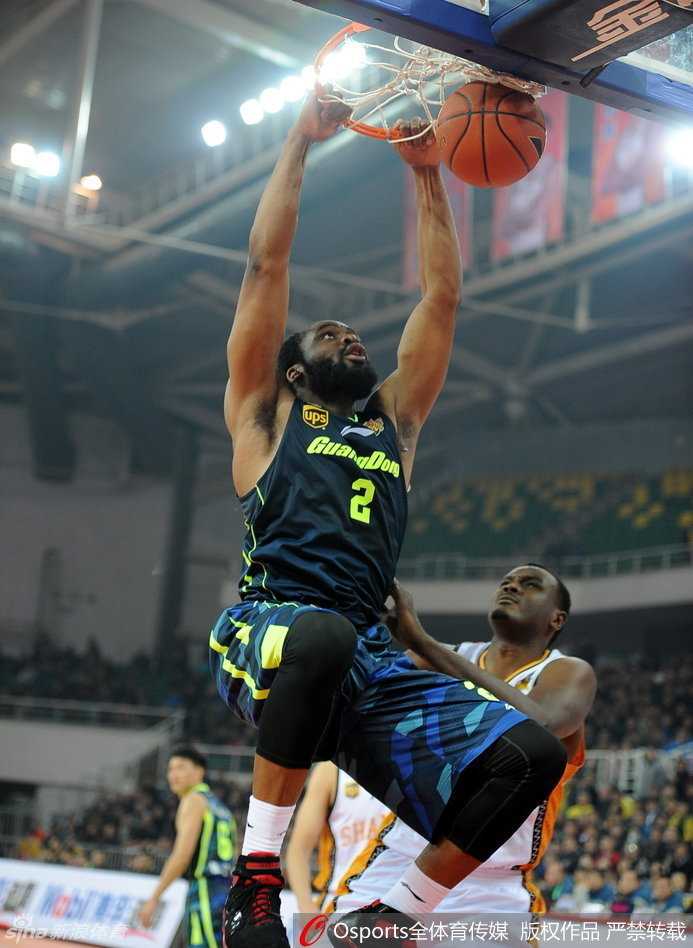 广东宏远群星闪耀时:老将新兵联手演绎热血篮球 易建联篮下拉杆上篮美如画,灵动闪避封盖