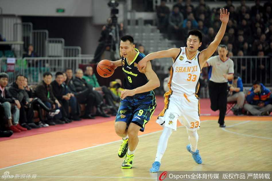 广东宏远群星闪耀时:老将新兵联手演绎热血篮球 周鹏快攻中急速突击,如猎豹般甩开追防球员