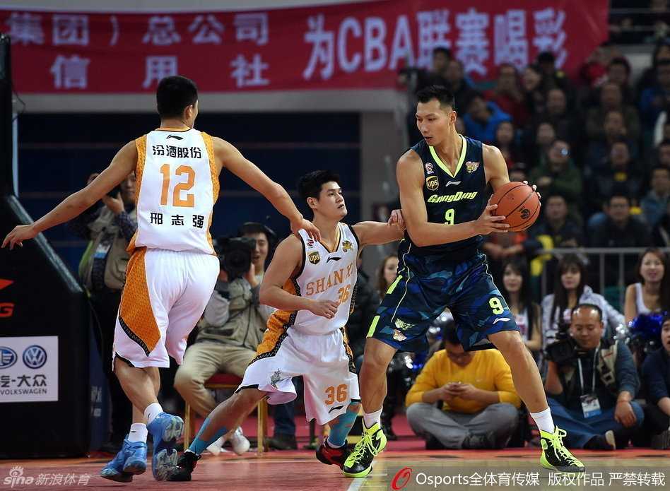 广东宏远群星闪耀时:老将新兵联手演绎热血篮球 易建联篮下强起制衡防守,强硬上演双手暴扣