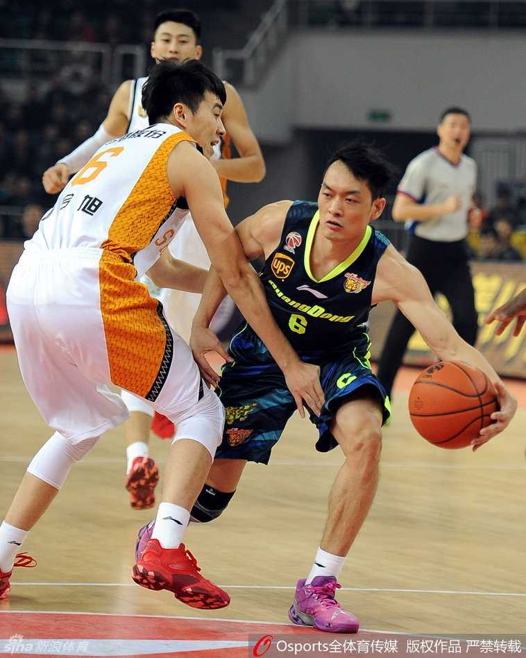 广东宏远群星闪耀时:老将新兵联手演绎热血篮球 杜锋场边从容指挥若定,眼神中透露出游刃有余的自信