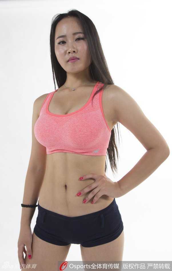 广东宏远虎妞霸气侧漏 傲人风采助阵男篮胜利 动感的舞步伴随着强劲的音乐节拍,队员们尽情释放活力,傲人风采呼之欲出,瞬间点燃了全场观众的激情。