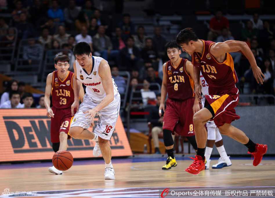 广东宏远豪取十一连胜,团队篮球助华南虎高歌猛进 董瀚麟如猛虎下山般持球反击,浙江队球员只能无奈目睹