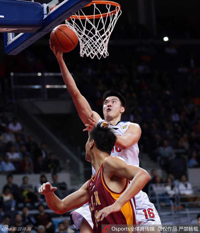 广东宏远豪取十一连胜,团队篮球助华南虎高歌猛进 董瀚麟篮下单打,强硬顶开防守,勾手投篮一气呵成