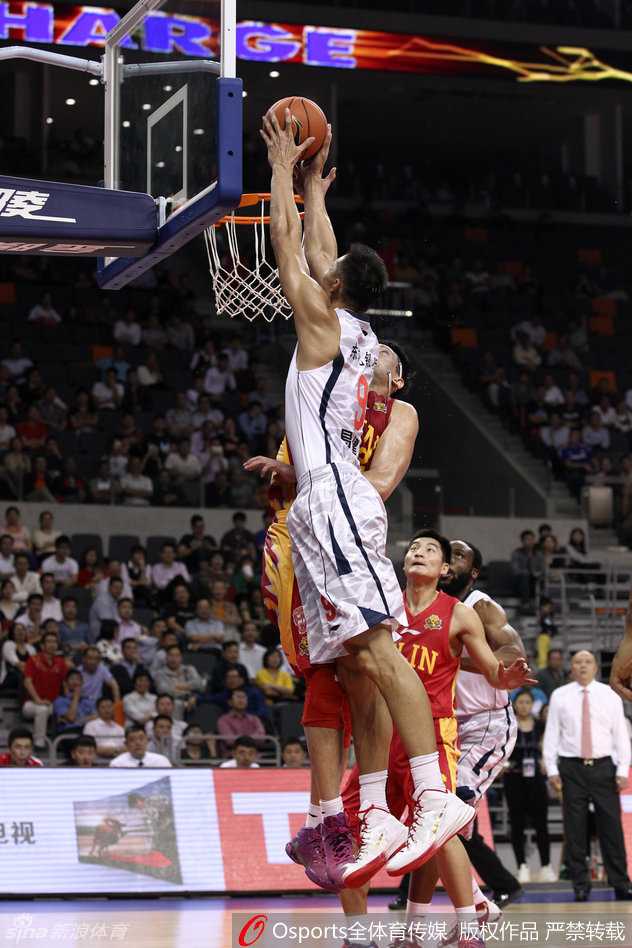 广东宏远鏖战记:阿联的暴扣与钟诚的铁血防线 外援威廉姆斯持球突破防线,霸气完成单臂战斧式灌篮