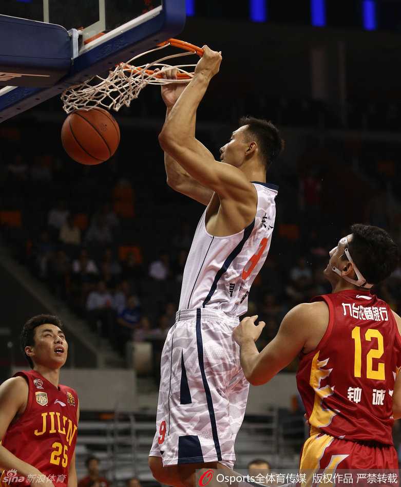 广东宏远鏖战记:阿联的暴扣与钟诚的铁血防线 易建联在对手内线球员头顶上演势大力沉的隔人暴扣,全场瞬间沸腾