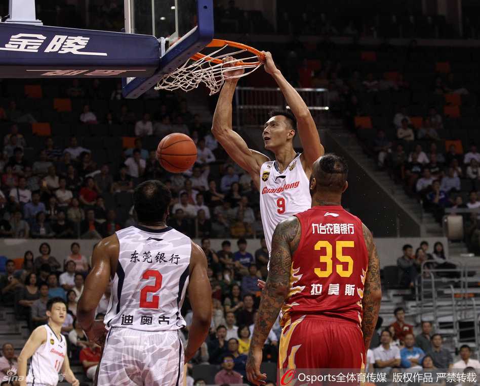 广东宏远鏖战记:阿联的暴扣与钟诚的铁血防线 易建联高高跃起双手大力灌篮,对手只能无奈仰望,篮筐都仿佛在颤抖