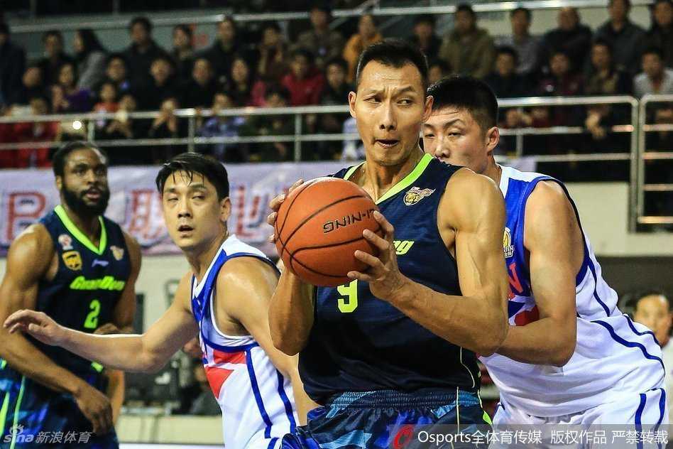 广东宏远风云录:阿联劈扣震津门,朱芳雨雨倾赛场 迪奥古在几乎零度角的位置果断出手,皮球越过防守球员指尖,直奔篮筐。