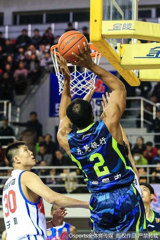 广东宏远风云录:阿联劈扣震津门,朱芳雨雨倾赛场 周湛东面对双人包夹沉着护球,眼神中透露出与年龄不符的冷静,寻找传球契机。