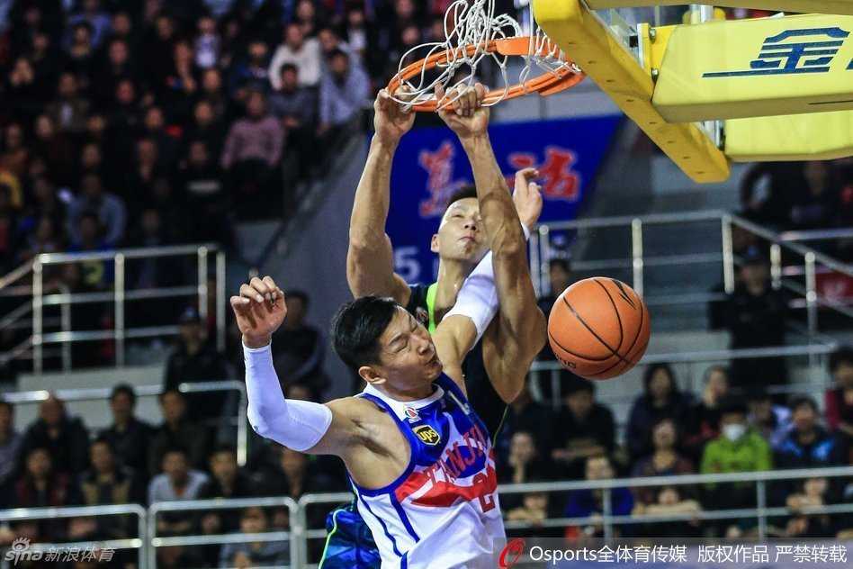 广东宏远风云录:阿联劈扣震津门,朱芳雨雨倾赛场 易建联如飞天神将,隔着尚平的单手怒扣,背景板尚平只能无奈仰望。