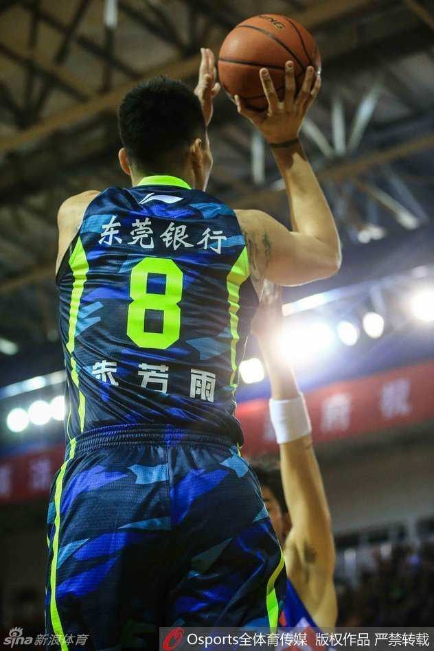 广东宏远风云录:阿联劈扣震津门,朱芳雨雨倾赛场 易建联搓热双手,仿佛在点燃现场的激情,他的每一次触球都让对手神经紧绷。