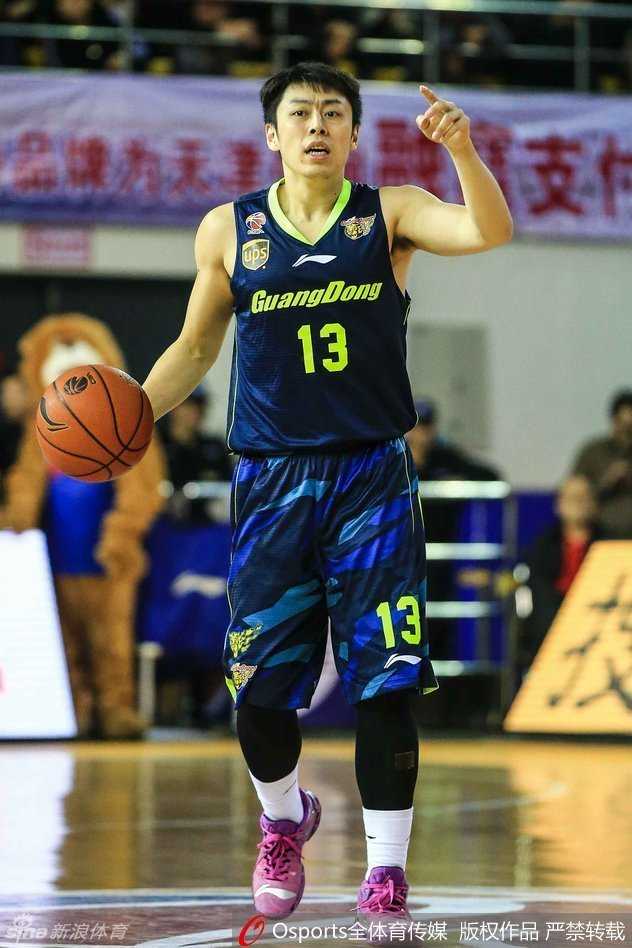 广东宏远风云录:阿联劈扣震津门,朱芳雨雨倾赛场 周鹏情急之下伸手拉住裁判,表情焦急地试图沟通判罚,赛场气氛紧张至极点。