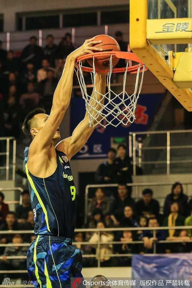 广东宏远风云录:阿联劈扣震津门,朱芳雨雨倾赛场 高尚眼神坚毅,寸步不离地紧贴对手,双臂张开形成一道难以逾越的屏障。