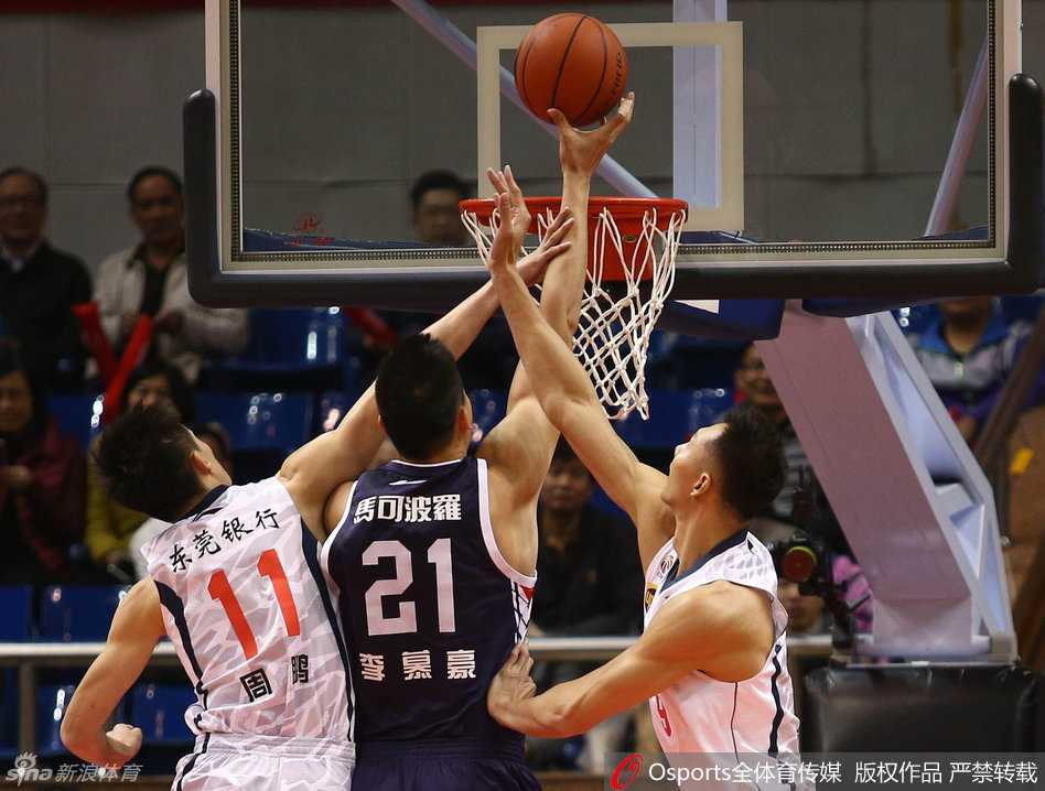 广东德比烽火起 周鹏指挥若定阿联劈扣难救主 周鹏在挡拆后遭遇严防死守,他奋力跃起试图将球传给内线的易建联,整个人的姿态充满了力量感。