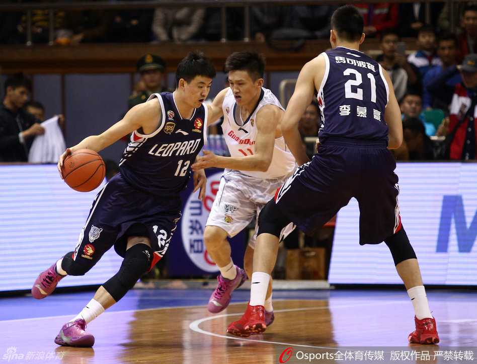 广东德比烽火起 周鹏指挥若定阿联劈扣难救主 高尚在人群中强行起跳,他顶着防守球员完成了这次高难度的跳投,展现了年轻球员的冲击力。