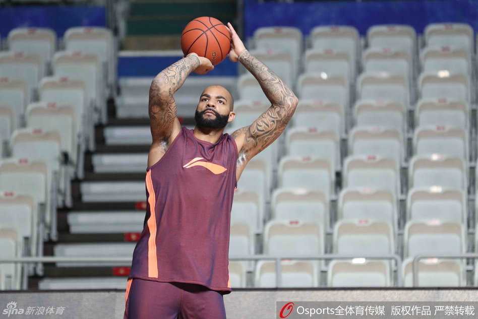 广东男篮公开课:易建联穿定制战靴亮相 阿联试探步神同步布泽尔宝刀未老 阿联在三分线外持球,眼神坚定地望向前方,做出了标准的“三威胁”探步动作,仿佛下一秒就要拔地而起,用跳投惩罚对手。