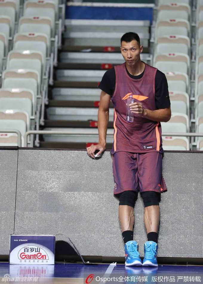 广东男篮公开课:易建联穿定制战靴亮相 阿联试探步神同步布泽尔宝刀未老 周鹏在底角稳稳接住来球,屈膝下沉,做出标准的投篮预备姿势,仿佛埋伏在阵地战中的冷血刺客,随时准备出手三分。