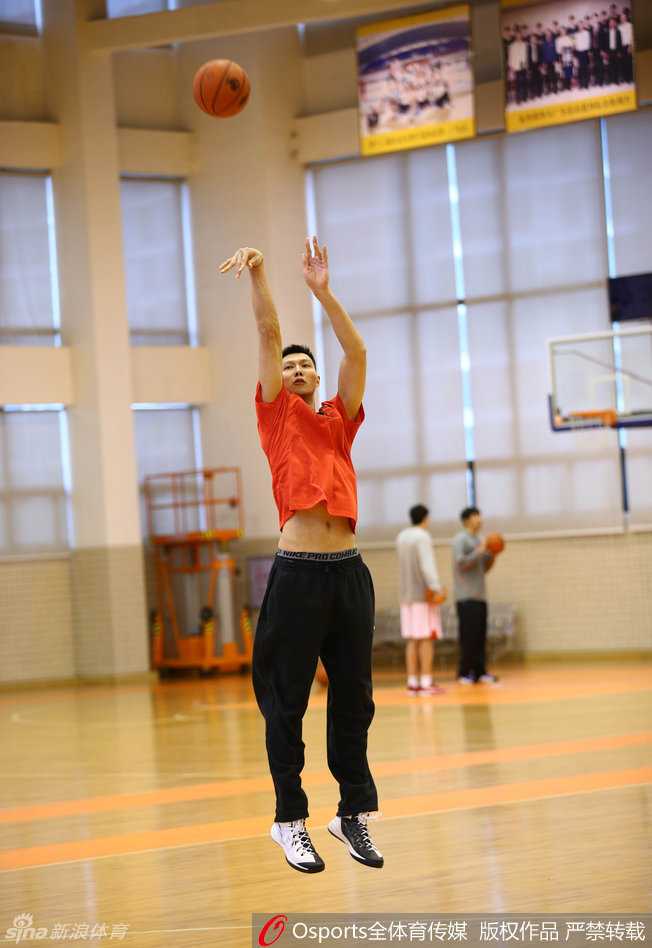 广东男篮春节前最后一练 易建联秀腹肌迪奥古萌态可掬 易建联训练间歇掀起球衣,巧克力般的腹肌线条分明,强悍的身体素质一览无余