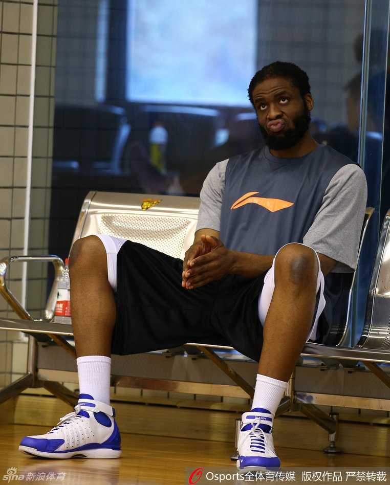 广东男篮春节前最后一练 易建联秀腹肌迪奥古萌态可掬 外援迪奥古在暂停时瞪大双眼,表情呆萌可爱,与场上凶猛的内线形象形成巨大反差
