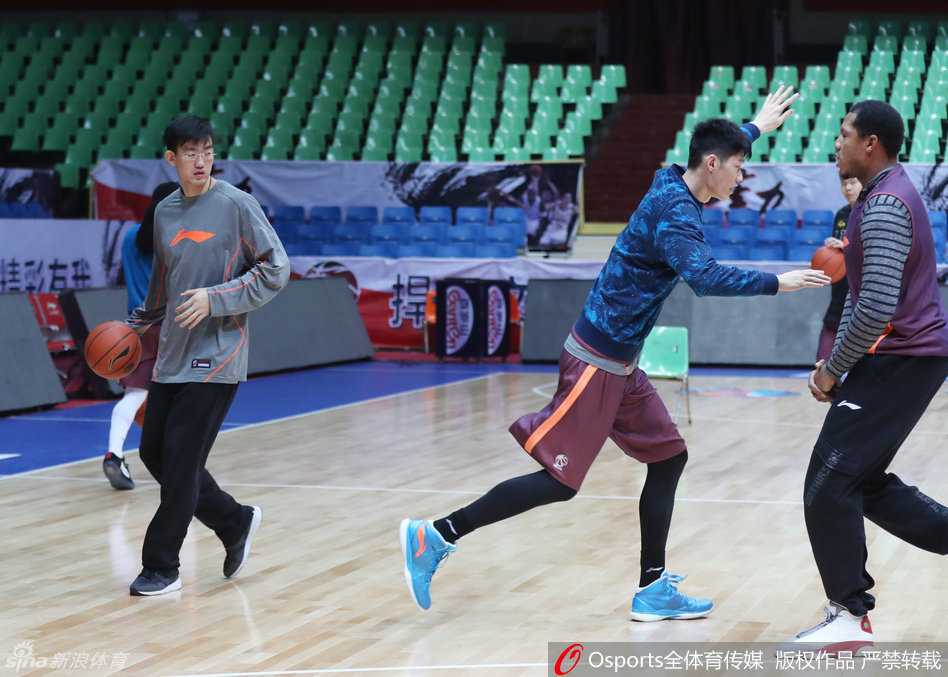 广厦利刃出鞘:福特森领航,青春风暴蓄势待发 球场上,福特森持球突破,面对防守悍将的贴身紧逼,他压低重心,眼神如刀,瞬间撕裂防线。这不是表演,这是真刀真枪的对抗训练,每一个动作都充满火药味。