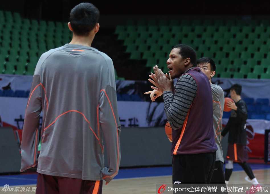 广厦利刃出鞘:福特森领航,青春风暴蓄势待发 主教练李春江亲自上阵指导,他用手扶着福特森的肩膀,为他解析战术板上的跑位。福特森心领神会,两人之间的默契,是广厦队不断前进的保障。